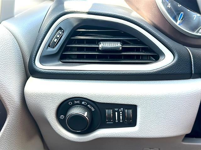 2023 Chrysler Voyager LX FWD