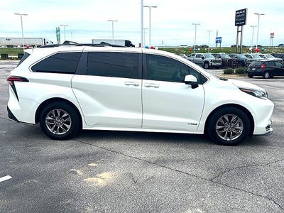 2021 Toyota Sienna XLE FWD 8-Passenger (Natl)