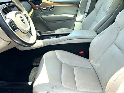 2022 Volvo XC90 T6 AWD Momentum 6P