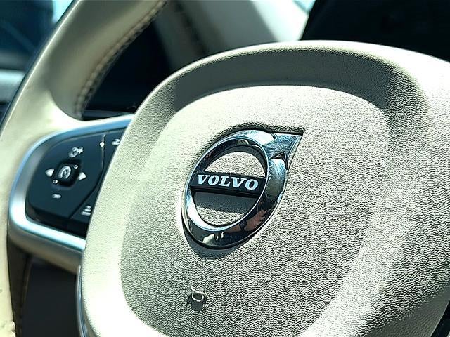 2022 Volvo XC90 T6 AWD Momentum 6P