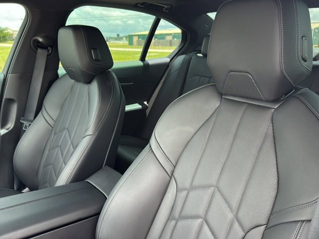 2025 BMW 5 Series 530i